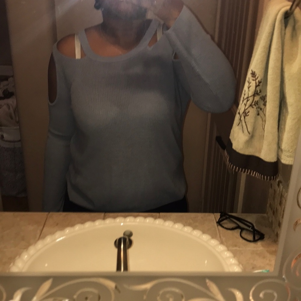 Cut out shoulder long sleeve top